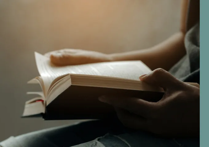 Someone reading the Scrum Guide as a PSPO assessment tip